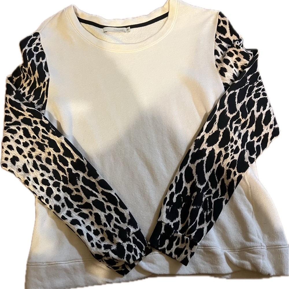 Townsen Leopard sleeves sweatshirt, round neck, good condition size M